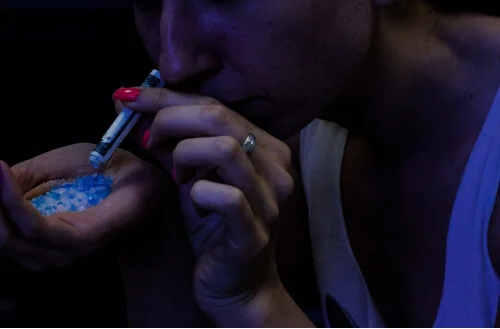 девушка нюхает соль